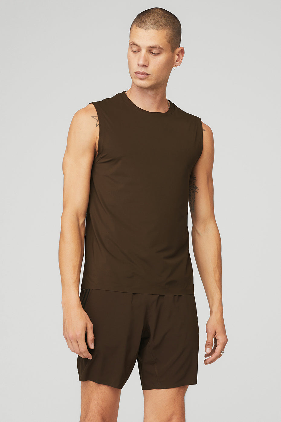 Chocolate Men's Alo Yoga Idol Performance Tanks | VBD-130947