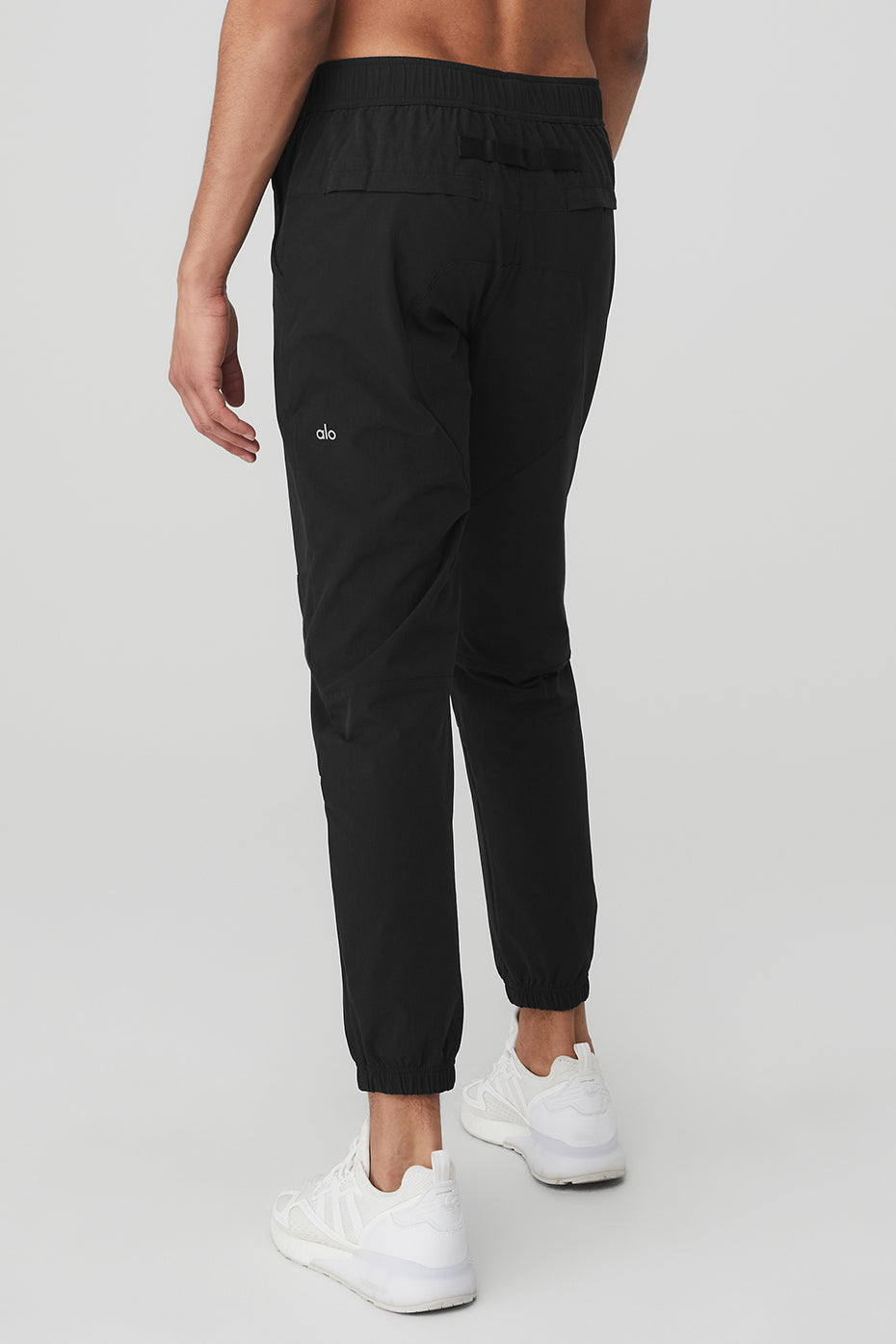 Black Men's Alo Yoga Talus Tech Pants | JXB-273601