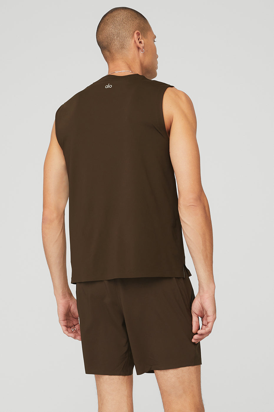 Chocolate Men's Alo Yoga Idol Performance Tanks | VBD-130947