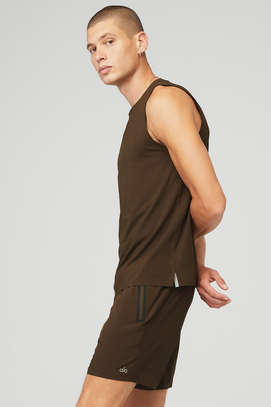 Chocolate Men's Alo Yoga Idol Performance Tanks | VBD-130947