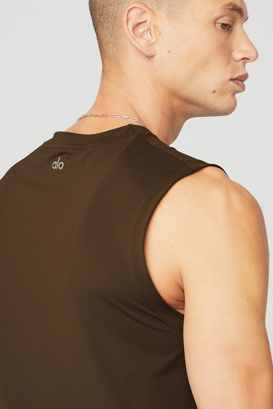 Chocolate Men's Alo Yoga Idol Performance Tanks | VBD-130947