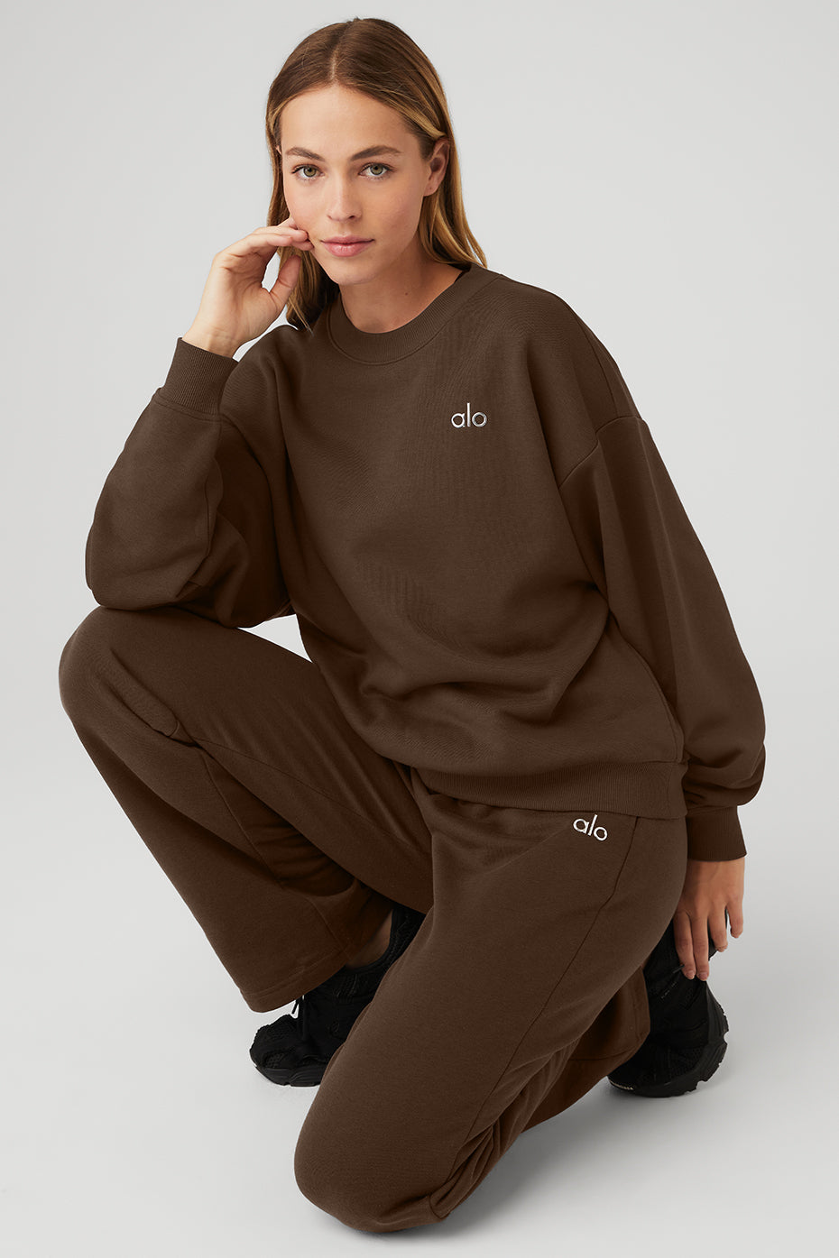 Chocolate Women's Alo Yoga Accolade Crew Neck Pullover Sweatshirts | BAJ-067238