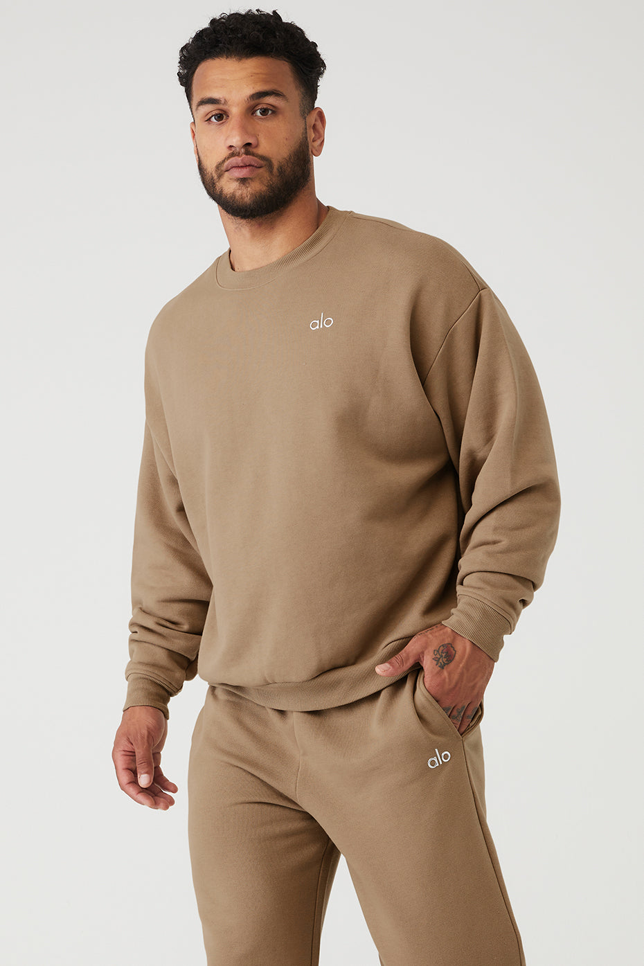 Khaki Men's Alo Yoga Accolade Crew Neck Pullover Sweatshirts | IKP-137820