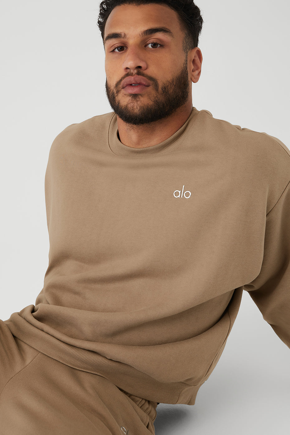 Khaki Men's Alo Yoga Accolade Crew Neck Pullover Sweatshirts | IKP-137820