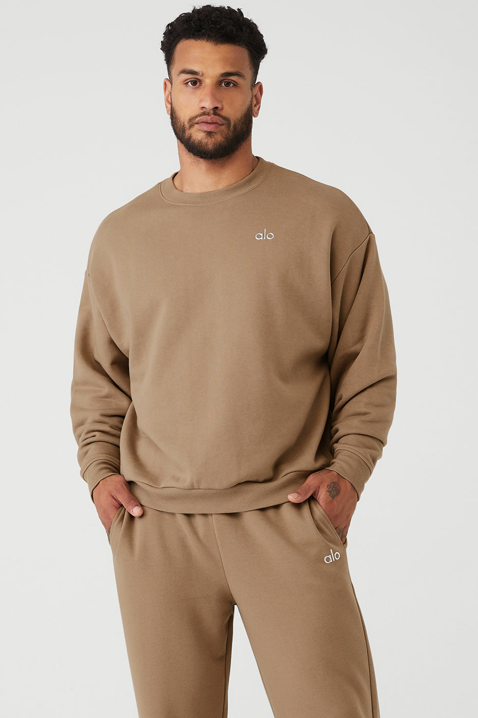 Khaki Men\'s Alo Yoga Accolade Crew Neck Pullover Sweatshirts | IKP-137820