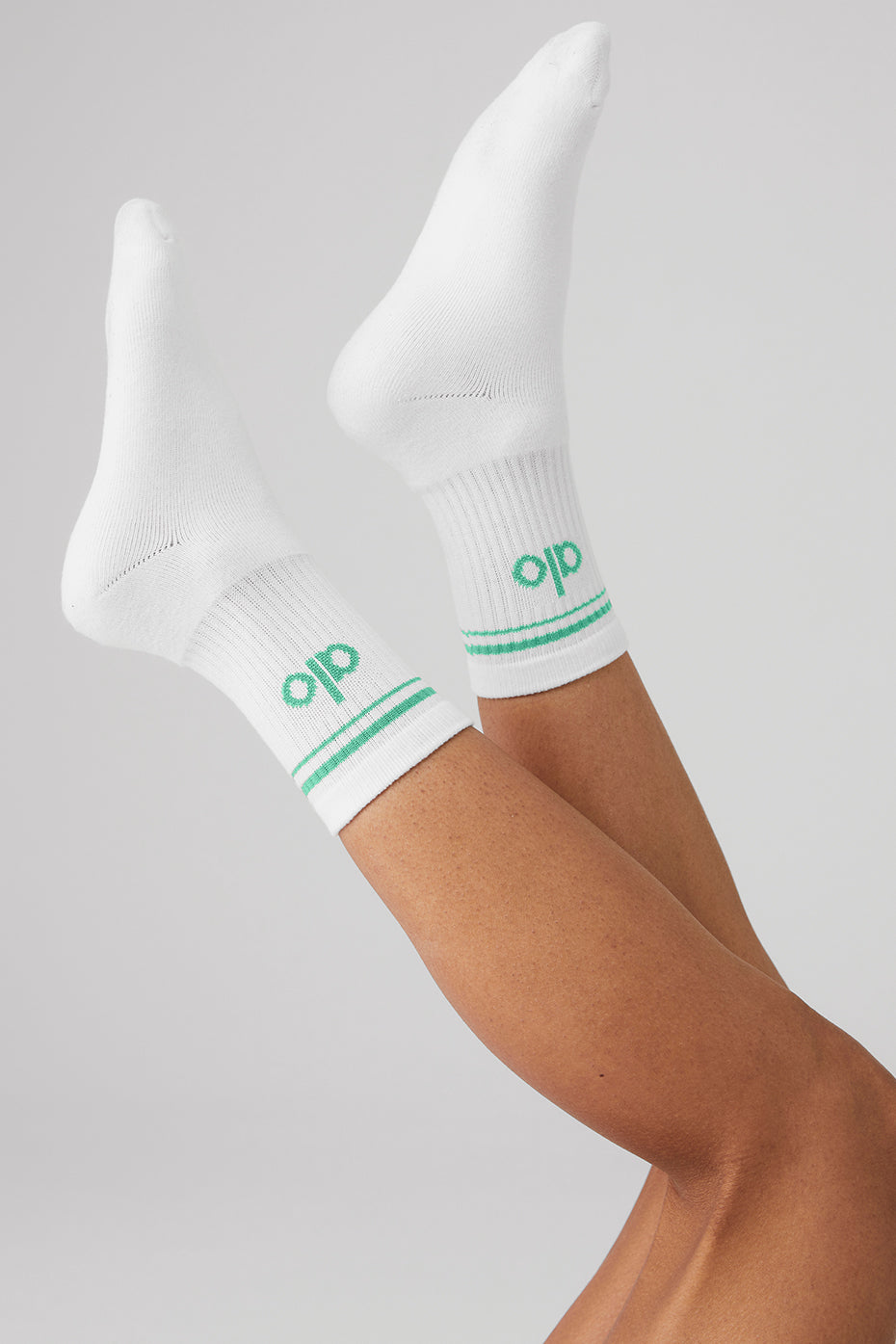 White Unisex Alo Yoga Half-Crew Throwback Socks | NDI-278193